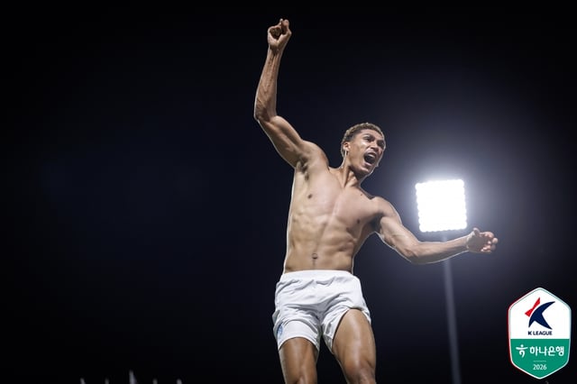DaeguFC's Decker celebrates after scoring a dramatic winning goal in stoppage time during an away match against GyeongnamFC on the 7th. /Photo=Korea Professional Football League