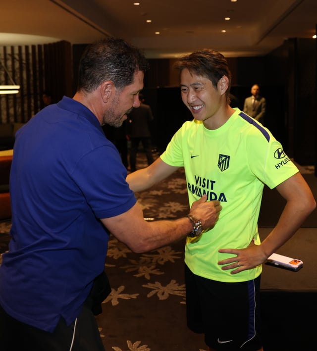 Diego Simeone (izquierda), entrenador del Atlético de Madrid, y Lee Kang-in. /Foto=captura de la página web del Atlético de Madrid