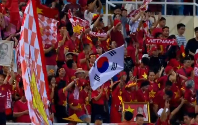A South Korean flag captured in the stands during the match between Vietnam and Cambodia in the final Group A match of the 2026 ASEAN (ASEAN) Championship Hyundai Cup held at My Dinh National Stadium in Vietnam on the 7th (Korea time). /Photo=Broadcast screen screenshot
