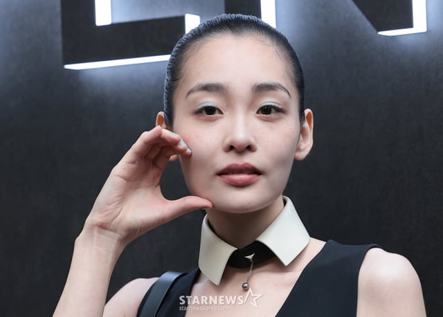 (Seúl=NEWS1) El reportero Kwon Hyun-jin = La actriz Kim Min-ha asistió el 15 de por la tarde al evento de lanzamiento de la colección debut de Maria Grazia Chiuri, celebrado en Palazzo Fendi Seúl, en el distrito de Gangnam, Seúl, y posó para las cámaras. 2026.7.15/NEWS1 Copyright © NEWS1. Queda prohibida la reproducción total o parcial sin autorización, así como su uso para el entrenamiento de IA. /foto=(Seúl=NEWS1) El reportero Kwon Hyun-jin