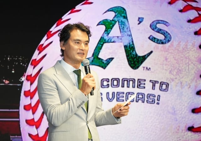 朴賛浩が7月27日、MLBアスレチックスと戦略的パートナーシップ締結式でマイクを握って説明に乗り出している様子。 /写真=TEAM61