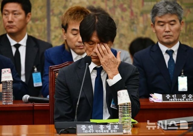 サッカー韓国代表チームのホン·ミョンボ前監督が7月30日、ソウル汝矣島の国会文化体育観光委員会で開かれた大韓サッカー協会懸案関連聴聞会に証人として出席し、考え込んでいる。 /写真=ニューシス