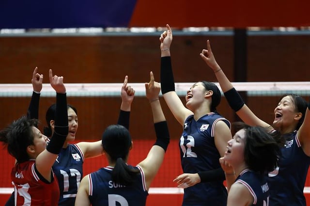 한국 U-17 여자배구 대표팀이 기뻐하는 모습. /사진=FIVB 공식 홈페이지 갈무리