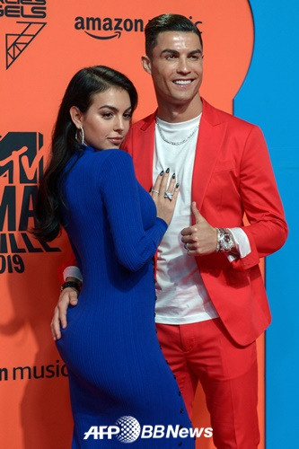 Cristiano Ronaldo (derecha) y Georgina Rodríguez. /Foto=AFPBBNews=NEWS1