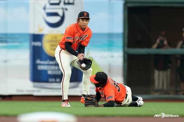 Lee Jung-hoo defendiendo (izquierda). /Foto=AFPBBNews=NEWS1