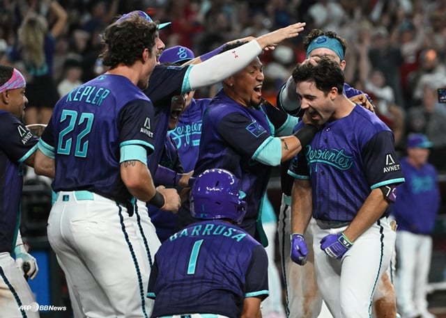 Momento en que los jugadores de Arizona celebran tras dar la vuelta al partido. /AFPBBNews=NEWS1
