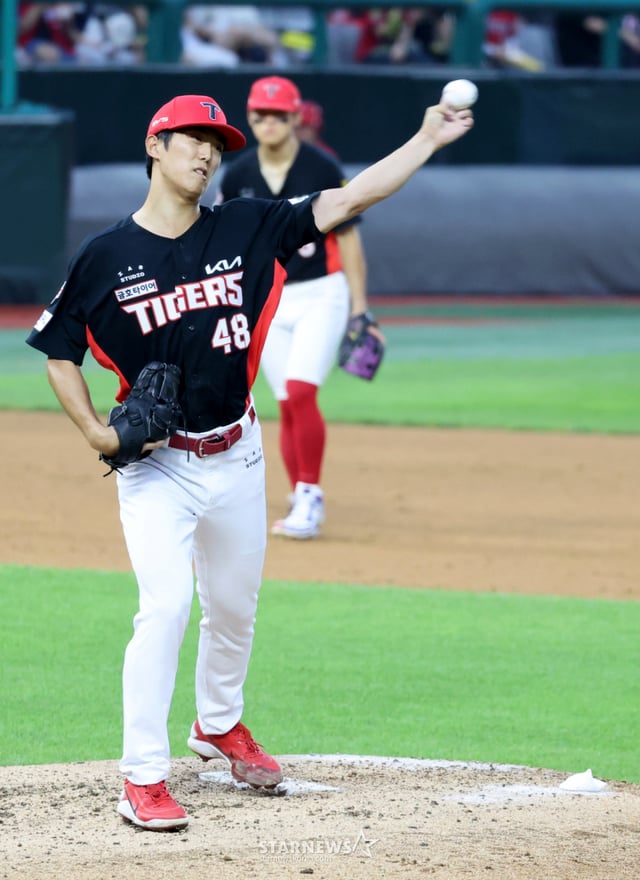 起亜(キア)の左腕投手、李ウィリが17日、仁川(インチョン)ランダースフィールドで行われる「2026SOLKBOリーグSSGランダースとKIAタイガースの試合4回裏、白川に続いて登板している。 2026.07.17./写真=カン·ヨンジョ cameratalks@