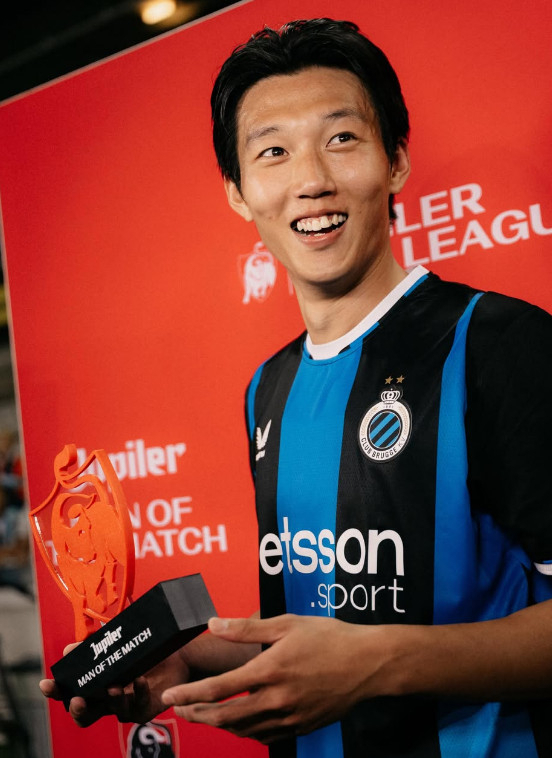 Lee Han-beom smiles broadly after being named Man of the Match in his debut game. /Photo=Club Brugge official social media (SNS)