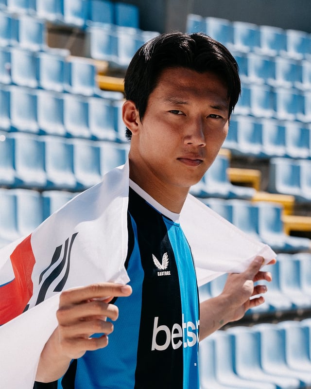 Lee Han-beom poses in a Club Brugge jersey with the South Korean flag draped over his body. /Photo=Club Brugge official social media (SNS)