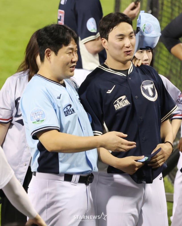 2026 KBO 올스타전 홈런 더비가 7월 10일 서울 잠실야구장에서 열렸다. 두산 양의지가 KIA 정해영(오른쪽)과 반갑게 대화를 나누고 있다. /사진=김진경 kim.jinkyung@