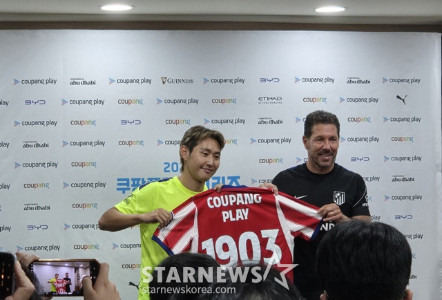 李カンイン(左)とディエゴ·シメオネ監督がユニホームを持って記念写真を撮っている。 /写真=李元熹(イ·ウォンヒ)記者。