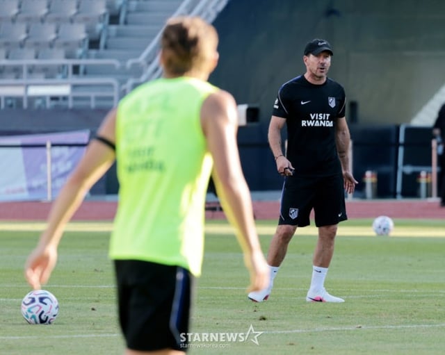 ATMのシメオネ監督が、2026クーパンプレイシリーズのマンチェスター·シティ対アトレティコ·マドリード戦を控え、8日、木洞(モクドン)サッカー場で行われた練習で、李カンインを注視している。 2026.08.08.08./写真=姜永祚(カン·ヨンジョ)先任記者。