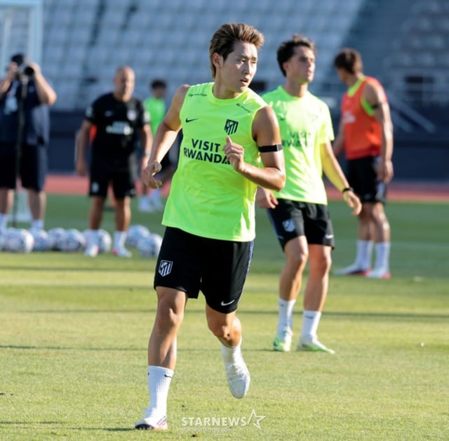 Lee Kang-in, who joined Atletico, warms up during a training session held on the 8th at Mokdong Soccer Stadium ahead of the 2026 Coupang Play Series match between Manchester City and Atletico Madrid. 2026.08.08. /Photo=Senior reporter Kang Young-jo.