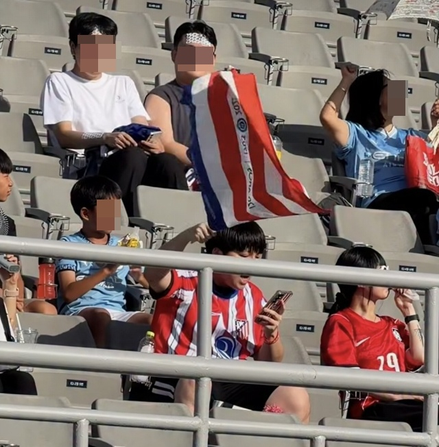 Korean soccer fans singing Atletico Madrid's anthem during open training. /Photo=Atletico Madrid SNS