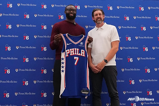 Jaylen Brown (trái) tại lễ ký hợp đồng với Philadelphia 76ers. /AFPBBNews=NEWS1