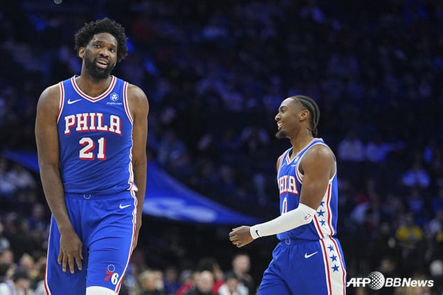 Joel Embiid (trái) và Tyrese Maxey của Philadelphia 76ers. /AFPBBNews=NEWS1
