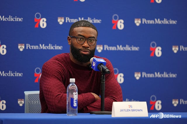 Jaylen Brown trả lời câu hỏi của phóng viên tại cuộc họp báo lễ ký hợp đồng. /AFPBBNews=NEWS1