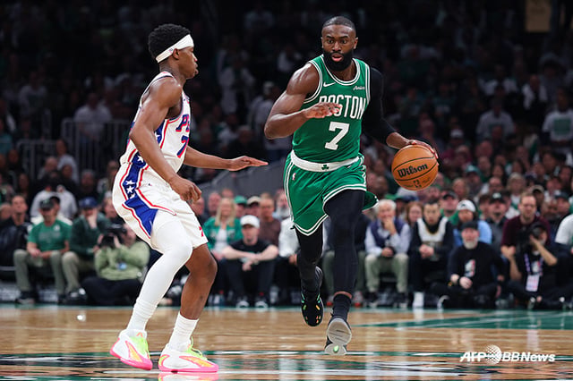 Jaylen Brown (phải) thời kỳ ở Boston Celtics. /AFPBBNews=NEWS1