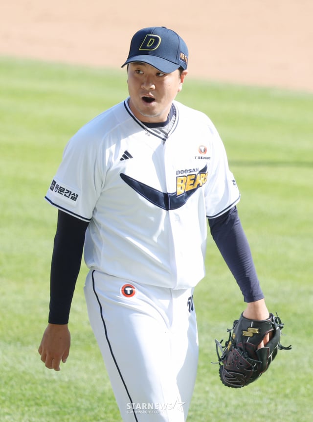The 2026 Shinhan SOL KBO League match between Doosan Bears and SSG Landers was held on the 10th at Seoul Jamsil Baseball Stadium. After completing his pitching in the eighth inning, Doosan's Lee Young-ha heads toward the dugout. /Photo=Senior reporter Kim Jin-kyung kim.jinkyung@