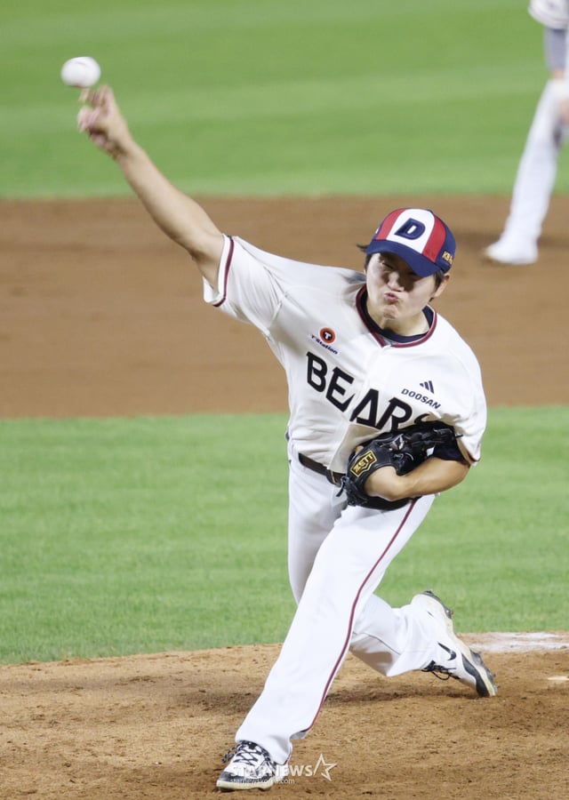 The 2026 Shinhan SOL KBO League match between Doosan Bears and LG Twins was held on the 31st at Seoul Jamsil Baseball Stadium. Doosan's Kim Taek-yeon is shown delivering an outstanding performance. /Photo=Senior reporter Kim Jin-kyung kim.jinkyung@