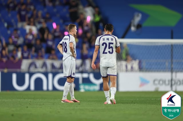 Sau thất bại trước Ulsan HD, Knežević (trái) và Kim Jae-hyun. /Ảnh=Liên đoàn Bóng đá Chuyên nghiệp Hàn Quốc