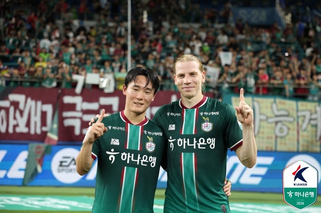 Eom Won-sang (izquierda) y Rubikson, quienes marcaron un gol en el partido contra Gwangju FC. /Foto=Federación Coreana de Fútbol Profesional proporcionado