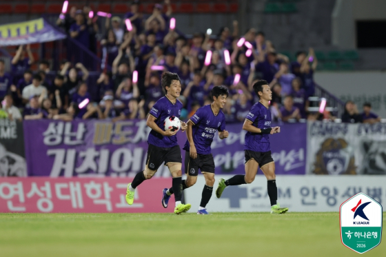 李昌勇(イ·チャンヨン、左)が8日午後8時、安養(アンヤン)総合運動場で行われたハナ銀行Kリーグ12026第22ラウンドの試合で、挽回ゴールを入れて走っている。 /写真=韓国プロサッカー連盟提供
