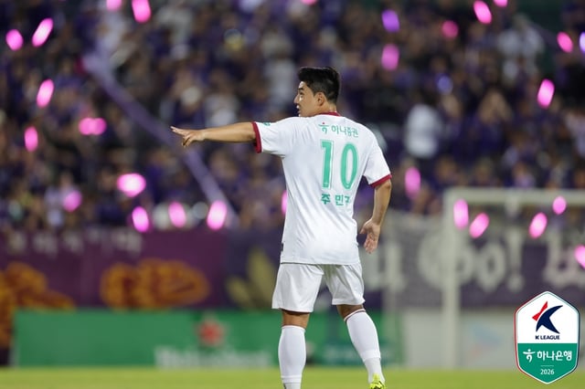 手招きするチュ·ミンギュ。 /写真=韓国プロサッカー連盟提供
