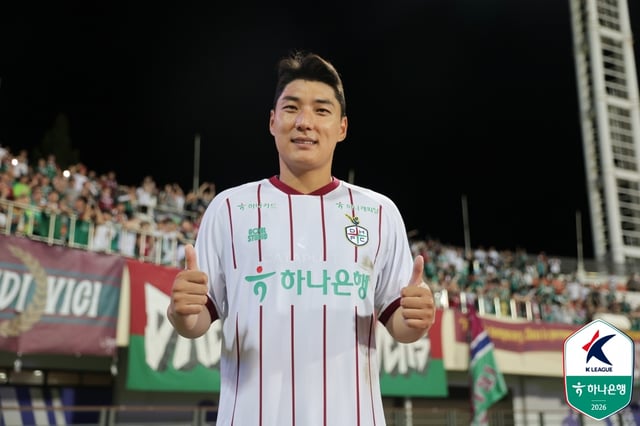 FC安養(アンヤン)戦の勝利後、チュ·ミンギュが記念写真を撮っている。 /写真=韓国プロサッカー連盟提供