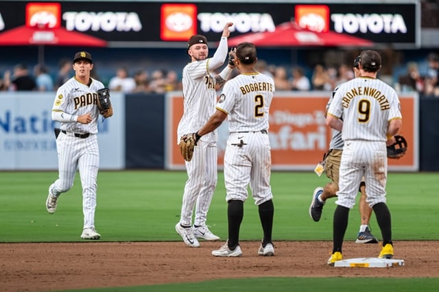 サンディエゴの選手たちが9日の試合勝利直後、喜んでいる様子。 /写真=サンディエゴ·パドレス公式SNS