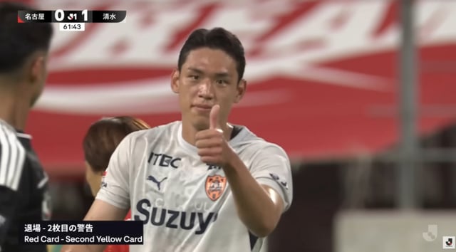 일본 프로축구 시미즈 S펄스 공격수 오세훈이 8일 일본 도요타 스타디움에서 열린 2026-2027 일본 J리그 1라운드 개막전 나고야 그램퍼스전에서 경고를 받은 뒤 주심을 향해 엄지손가락을 치켜세우고 있다. /사진=J리그 공식 유튜브 캡처