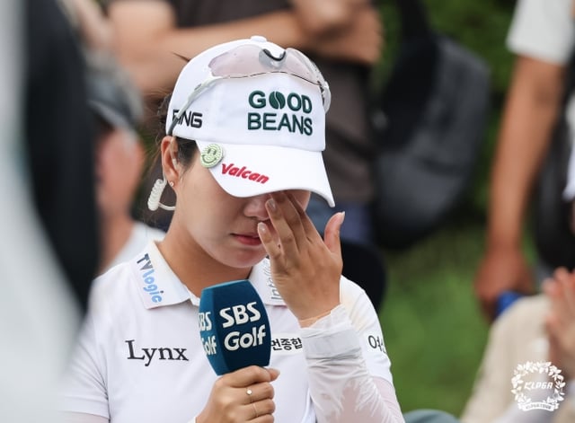 Чан Ын Су 9-го числа, одержав победу на турнире KLPGA Tour «Чеджу Самдасу Мастерс» (общий призовой фонд 1 миллиард вон), состоявшемся на поле Teddy Valley Golf & Resort (пар 72) в Сегвю, Чеджу, проливает слёзы. /Фото: предоставлено KLPGT