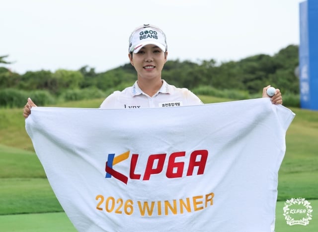 Чан Ын Су 9-го числа, одержав победу на турнире KLPGA Tour «Чеджу Самдасу Мастерс» (общий призовой фонд 1 миллиард вон), состоявшемся на поле Teddy Valley Golf & Resort (пар 72) в Сегвю, Чеджу, делает памятное фото. /Фото: предоставлено KLPGT