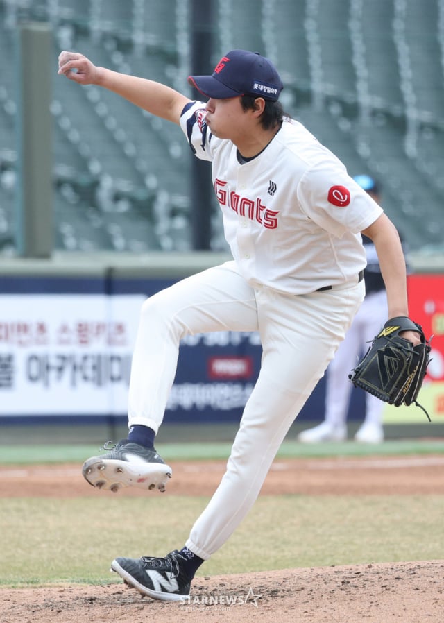 El partido de la Liga KBO Shinhan SOL 2026 entre los equipos de prueba, Lotte Giants contra KT Wiz, se celebró el día 12 en el estadio de béisbol Sajik de Busan. Lotte Jung Cheol-won lanza con gran esfuerzo. /Foto=Kim Jin-kyung kim.jinkyung@