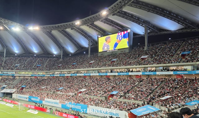 9일 서울월드컵경기장에서 열린 아틀레티코(AT) 마드리드와 맨체스터 시티의 2026 쿠팡플레이 시리즈. AT 마드리드 팬존과 그 뒤편 2층까지 관중들로 가득 찼다. /사진=김명석 기자