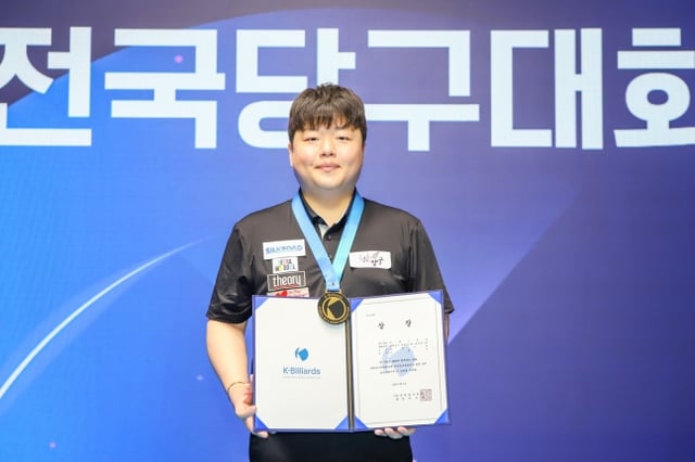 Cho Myung-woo giành chiến thắng tại trận chung kết giải đấu diễn ra ngày 8 tại Trung tâm Thể thao Toàn diện Yanggu, huyện Yanggu, tỉnh Gangwon, và chụp ảnh kỷ niệm. /ảnh=Liên đoàn Billiard Hàn Quốc cung cấp
