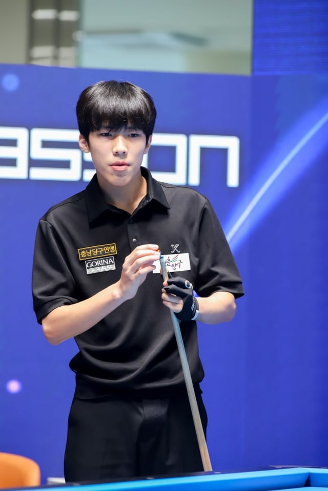 Song Yun-do đang thi đấu chống lại Cho Myung-woo tại trận chung kết giải đấu diễn ra ngày 8 tại Trung tâm Thể thao Toàn diện Yanggu, huyện Yanggu, tỉnh Gangwon. /Ảnh=Liên đoàn Billiard Hàn Quốc cung cấp