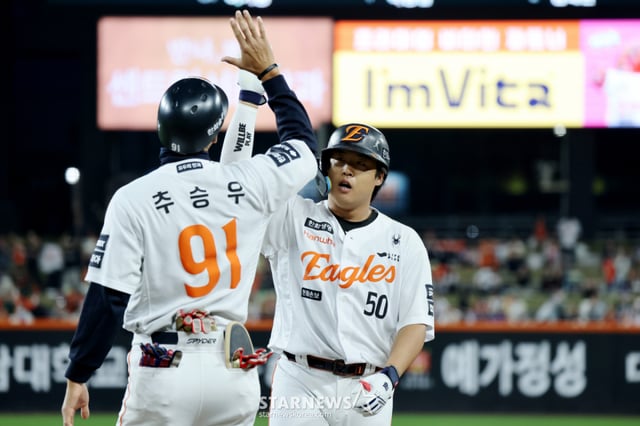 Kang Baek-ho de los Hanwha Eagles (derecha). /Foto=reportero sénior Kang Young-jo