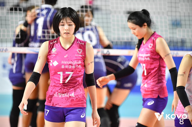 Lee Jae-young (left) and Lee Da-young during their time with Heungkuk Life in women's professional volleyball. /Photo=Korea Volleyball Federation