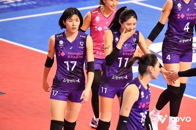 Lee Jae-young (left) and Lee Da-young during their time with Heungkuk Life in women's professional volleyball. /Photo=Korea Volleyball Federation