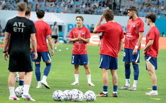 試合前、ウォーミングアップをする李カンイン(中央)。 /写真=姜永祚(カン·ヨンジョ)先任記者。