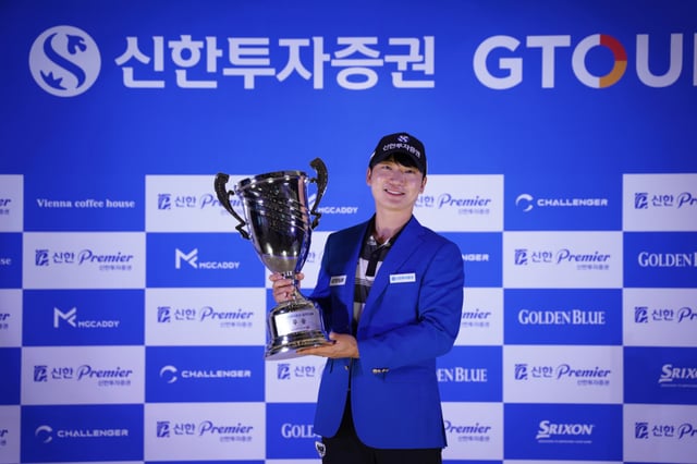 Champion Min-wook Choi poses for a commemorative photo holding the championship trophy/Photo provided by Golfzon