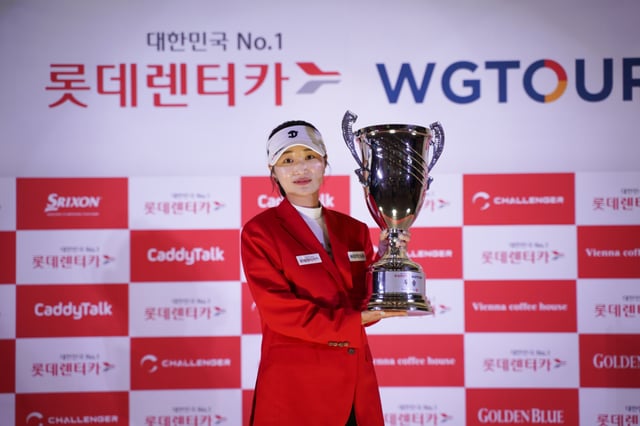Champion Jin-kyung Lee poses for a commemorative photo holding the championship trophy/Photo provided by Golfzon