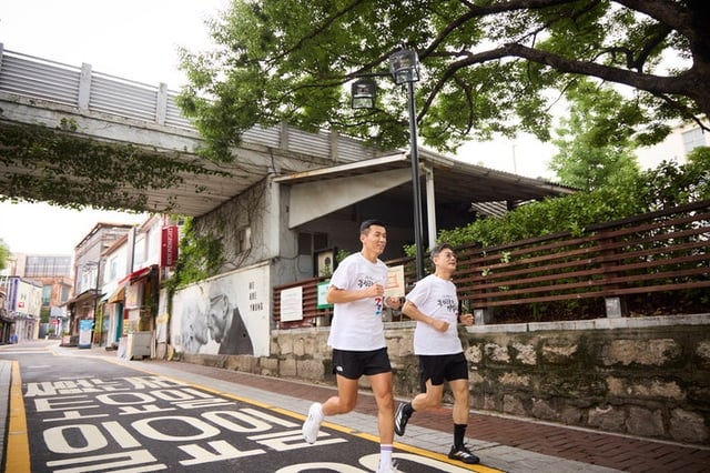 SK Telecom CEO Jung Jae-heon (right) and singer Shain running together on the 'Remember Women Who Led Independence' course created in Seoul Jongno-gu / Photo provided by SKT