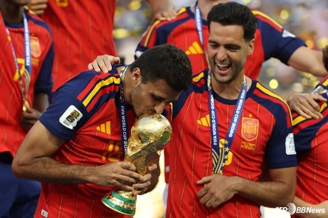 Rodri (izquierda) besa el trofeo de la Copa Mundial de la FIFA 2026 de Norteamérica, Centroamérica y el Caribe mientras viste el uniforme de la selección española. /AFPBBNews=NEWS1
