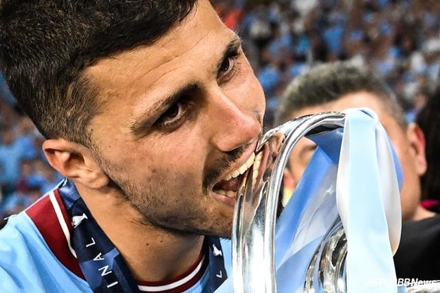 Rodri muerde el trofeo de la UEFA Champions League (UCL) mientras viste el uniforme del Manchester City. /AFPBBNews=NEWS1