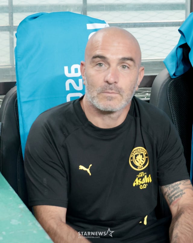 El entrenador del Manchester City, Enzo Maresca, observa el terreno de juego en el partido entre el Manchester City y el Atlético de Madrid de la serie 2026 Coupang Play. /Foto=reportero sénior Kang Young-jo