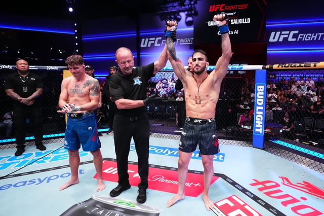 엘킨스(왼쪽)가 은퇴 경기에서 패배하고 있다. /사진=UFC 제공