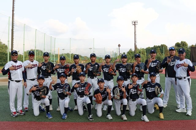 El equipo representativo de béisbol coreano U-12 tomó una fotografía conmemorativa antes de su partida para participar en el 12º Campeonato Asiático de Béisbol Juvenil. /foto=proporcionado por KBSA