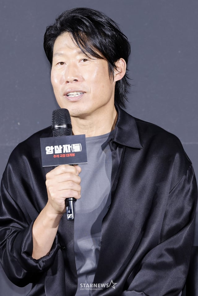 演员柳承龙于 10日出席在首尔龙山区 CGV 伊帕克商场举行的电影《刺客(们)》制作发布会,并参与问答环节。/照片=金辉善 (Kim Hwi-seon) hwijpg@
